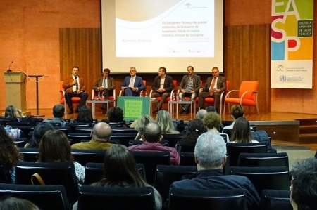 Representantes de la Dirección General de Consumo de la Consejería de Salud y Familias junto a integrantes de las asociaciones FAMP, CEA, Al-Andalus, ADICAE y FACUA (EASP)