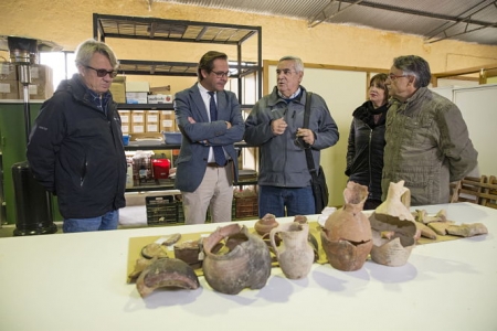 Antonio Granados, delegado territorial de Fomento, Infraestructuras, Ordenación del Territorio y Cultura y Patrimonio Histórico ha visitado la excavación (JUNTA) Antonio Granados, delegado territorial de Fomento, Infraestructuras, Ordenación del Territorio y Cultura y Patrimonio Histórico ha visitado la excavación (JUNTA)