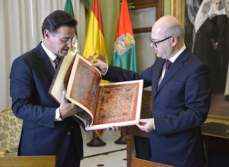 Luis Salvador junto al embajador turco (JAVIER ALGARRA) Luis Salvador junto al embajador turco (JAVIER ALGARRA)