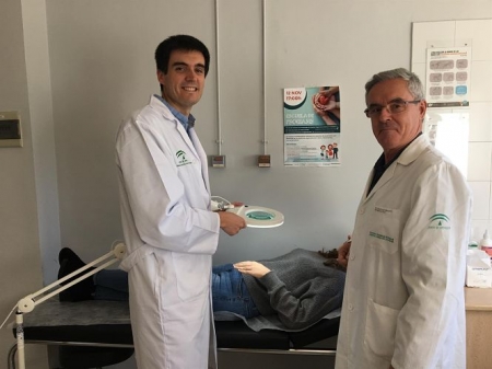 Profesionales de la unidad de Dermatología con un paciente (JUNTA) Profesionales de la unidad de Dermatología con un paciente (JUNTA)