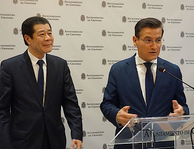 Luis Salvador junto al embajador de Japón en España (JAVIER ALGARRA) Luis Salvador junto al embajador de Japón en España (JAVIER ALGARRA)