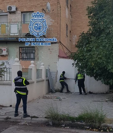 Miembros de al Policia Nacional intentan abrir una puerta (POLICIA NACIONAL) Miembros de al Policia Nacional intentan abrir una puerta (POLICIA NACIONAL)