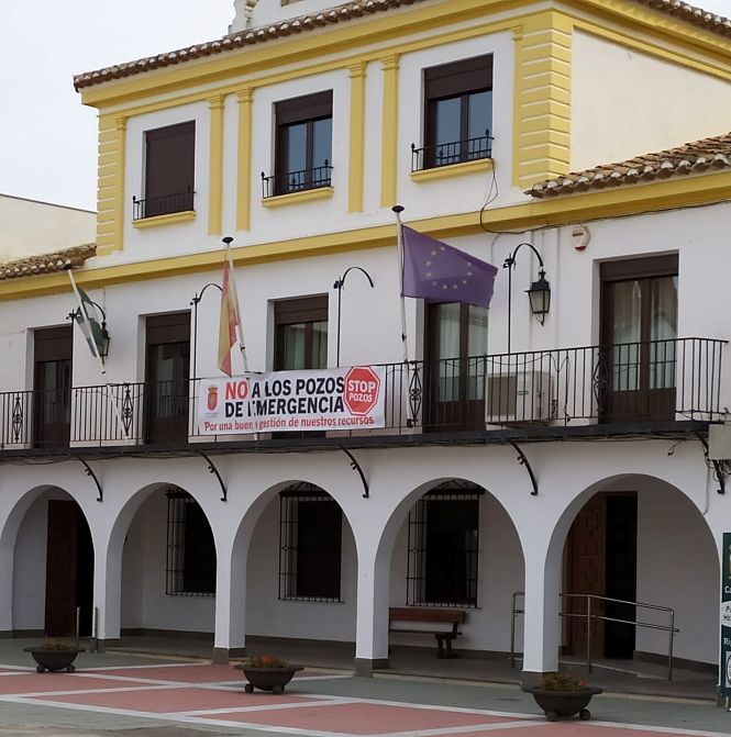 Pancarta en el Ayuntamiento de Caniles (AYTO. CANILES)