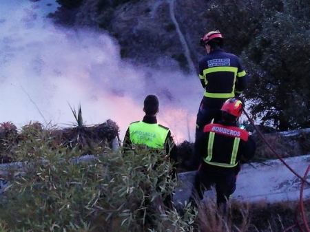 Bomberos de Almuñécar en las tareas de extinción (AYTO. ALMUÑÉCAR) Bomberos de Almuñécar en las tareas de extinción (AYTO. ALMUÑÉCAR)