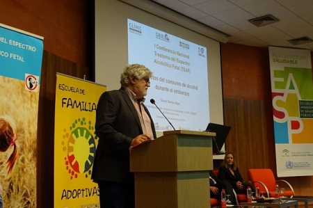 El Dr. Óscar García al inicio de la mesa sobre ‘Prevalencia y efectos del consumo de alcohol durante el embarazo’, en la I Conferencia sobre Trastorno del Espectro Alcohólico Fetal (UGR) El Dr. Óscar García al inicio de la mesa sobre ‘Prevalencia y efectos del consumo de alcohol durante el embarazo’, en la I Conferencia sobre Trastorno del Espectro Alcohólico Fetal (UGR)
