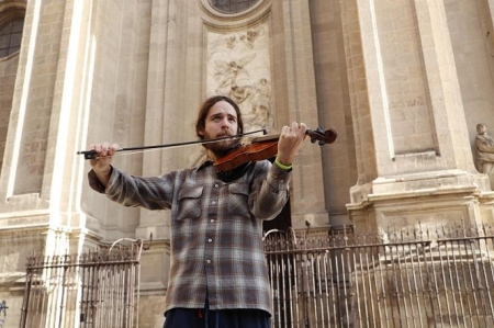 Un músico toca en la Plaza de las Pasiegas (PODEMOS-IU) Un músico toca en la Plaza de las Pasiegas (PODEMOS-IU)