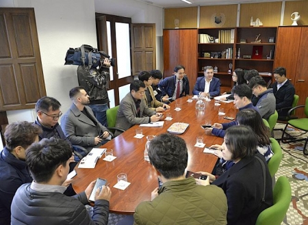 El defensor de la ciudadania, Manuel Martín junto a la delegación coreana (JAVIER ALGARRA) El defensor de la ciudadania, Manuel Martín junto a la delegación coreana (JAVIER ALGARRA)
