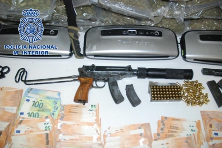 Armas y dinero incautado (POLICÍA NACIONAL) Armas y dinero incautado (POLICÍA NACIONAL)