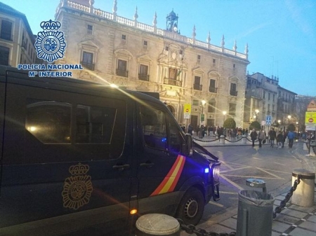 Coche patrulla de la Policía Nacional en Plaza Nueva (POLICÍA NACIONAL) Coche patrulla de la Policía Nacional en Plaza Nueva (POLICÍA NACIONAL)