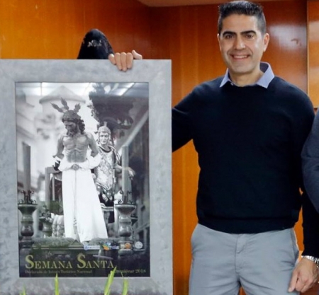 Leo Cervilla posa con el cartel (AYTO. ALMUÑÉCAR) Leo Cervilla posa con el cartel (AYTO. ALMUÑÉCAR)