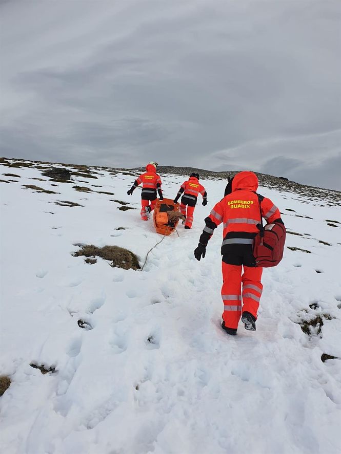 Imagen del rescate de los bomberos de Guadix en el Puerto de La Ragua (AYUNTAMIENTO DE GUADIX)
