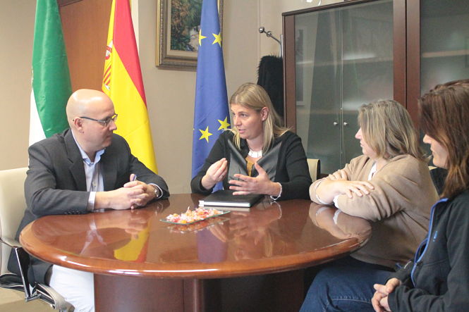 Raul Fernández se ha reunido con la alcaldesa de La Zubia (AYTO. LA ZUBIA)