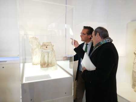 Antonio Granados e Isidro Toro observan las ninfas (JUNTA) Antonio Granados e Isidro Toro observan las ninfas (JUNTA)
