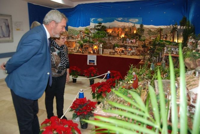 El presidente del Puerto de Motril visita el Portal de Belén artesanal del barrio del Varadero (AUTORIDAD PORTUARIA DE MOTRIL)