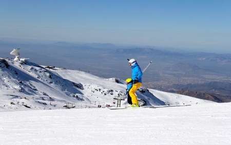 Esquiador en Sierra Nevada (CETURSA)