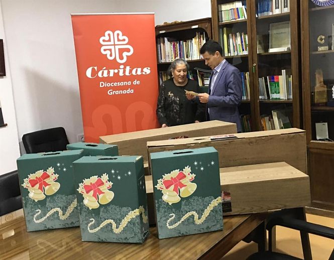 Imagen de la entrega de cestas de Navidad de Emasagra a Cáritas Granada (EMASAGRA) 