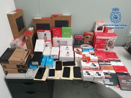 Efectos de electrónica intervenidos por la Policía Nacional a la pareja detenida (POLICÍA NACIONAL) Efectos de electrónica intervenidos por la Policía Nacional a la pareja detenida (POLICÍA NACIONAL)