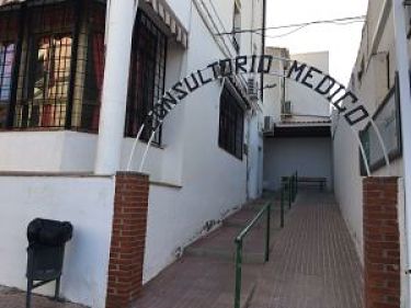 Entrada del consultorio médico de la localida