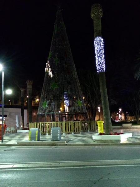 Paseo de las explanadas de Motril con las luces apagadas (PSOE) Paseo de las explanadas de Motril con las luces apagadas (PSOE)
