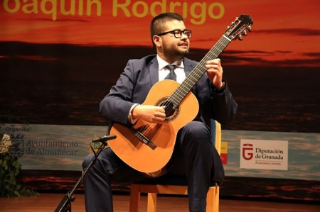 El guitarrista chileno, Gonzalo Arias durante su actuación (AYTO. ALMUÑÉCAR) 