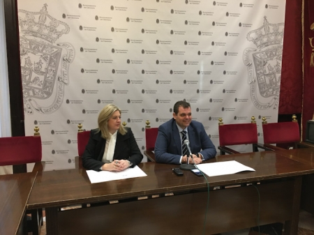 Onofre Miralles y Beatriz Sánchez en rueda de prensa (VOX) Onofre Miralles y Beatriz Sánchez en rueda de prensa (VOX)