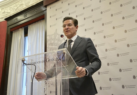 Luis Salvador ha comparecido ante los medios (JAVIER ALGARRA)