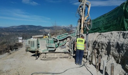 Un operario trabaja en las obras de emergencia de la carretera A-395, el principal acceso a Sierra Nevada (JUNTA)