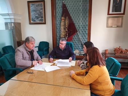 Momemto de la firma del convenio (AYTO. GUADIX) Momemto de la firma del convenio (AYTO. GUADIX)