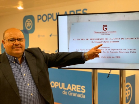José Robles señala la placa que van a pedir que se retire (PP) José Robles señala la placa que van a pedir que se retire (PP)