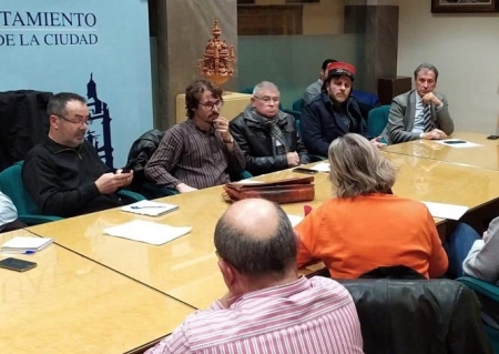 La portavos del PSOE de Guadix, Inmaculada Olea, exponiendo la problematica de los trenes a Francisco Arteaga (PSOE) La portavos del PSOE de Guadix, Inmaculada Olea, exponiendo la problematica de los trenes a Francisco Arteaga (PSOE)