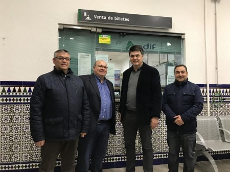 Imagen del diputado y el senador del PP, Carlos Rojas y José Robles, en la taquilla de venta física de billetes de la estación de Guadix (PP) Imagen del diputado y el senador del PP, Carlos Rojas y José Robles, en la taquilla de venta física de billetes de la estación de Guadix (PP)