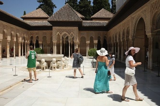 Turistas en la Alhambra (EUROPA PRESS)