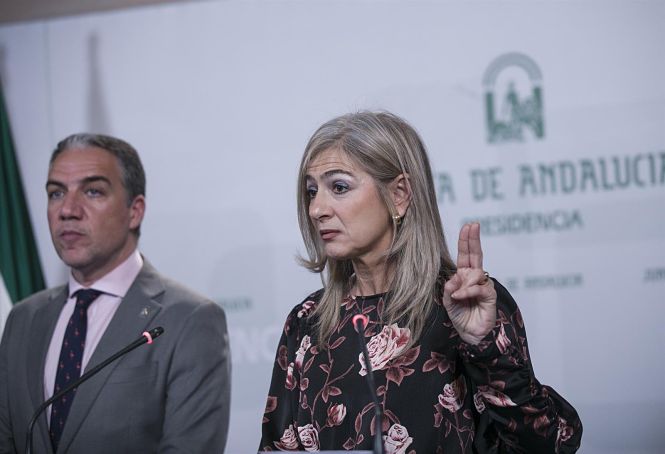El consejero de Presidencia, Elías Bendodo (i) y la consejera de Cultura y Patrimonio Histórico, Patricia del Pozo (d), este martes (MARIA JOSÉ LÓPEZ / EUROPA PRESS)