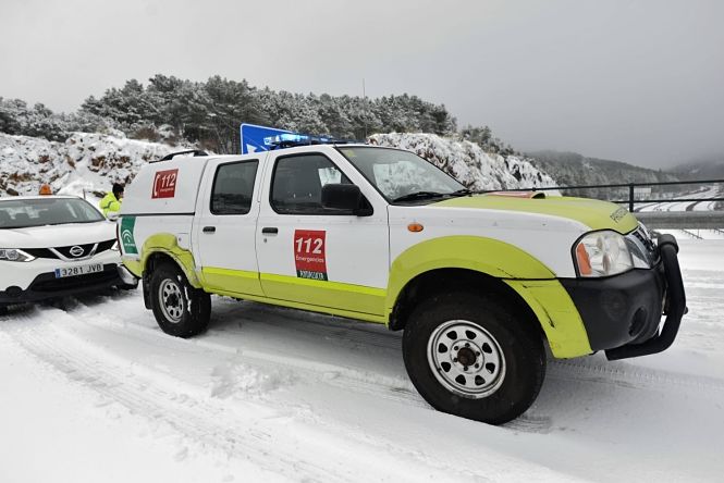 Imagen de un vehículo del 112 trabajando en el Puerto de la Mora (JUNTA DE ANDALUCÍA)