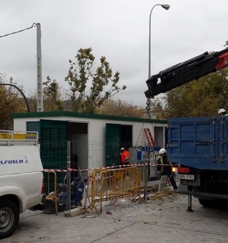Técnicos instalando un nuevo centro de transformación en Puerto Lumbreras, en la Zona Norte de Granada (ENDESA) Técnicos instalando un nuevo centro de transformación en Puerto Lumbreras, en la Zona Norte de Granada (ENDESA)