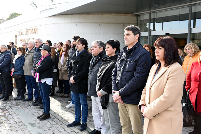Minuto de silencio en la puerta de Diputación (J. GROSSO / DIPGRA) 