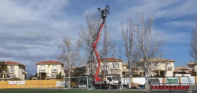 Operarios municipales instalan las luces LED en el polideportivo San Miguel de Cúllar Vega (AYTO. CÚLLAR VEGA) 