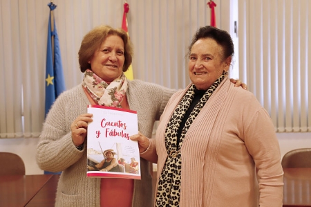 `La Tilli` y de la escritora con la concejala de Educación de Huétor Tájar (AYTO. HUÉTOR TÁJAR) `La Tilli` y de la escritora con la concejala de Educación de Huétor Tájar (AYTO. HUÉTOR TÁJAR)