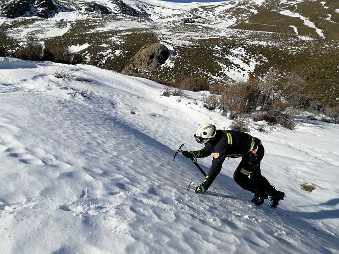 Imagen de un bombero formándose en terreno nevado (AYUNTAMIENTO DE GUADIX)