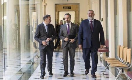 El consejero de Hacienda, Industria y Energía, Juan Bravo, el consejero delegado de Cetursa Sierra Nevada, Jesús Ibáñez, y el delegado del Gobierno andaluz en Granada, Pablo García. (JUNTA DE ANDALUCÍA) El consejero de Hacienda, Industria y Energía, Juan Bravo, el consejero delegado de Cetursa Sierra Nevada, Jesús Ibáñez, y el delegado del Gobierno andaluz en Granada, Pablo García. (JUNTA DE ANDALUCÍA)
