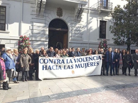 Minuto de silencio en Granada por la víctima de violencia de género en febrero de 2018 en Guadix (JAVIER ALGARRA) Minuto de silencio en Granada por la víctima de violencia de género en febrero de 2018 en Guadix (JAVIER ALGARRA)