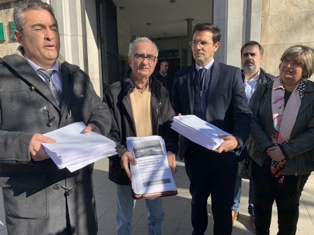 Entrega de las firmas en la sede de la Junta (PSOE) Entrega de las firmas en la sede de la Junta (PSOE)