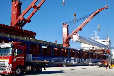 Imagen del proceso de carga de las palas de aerogeneradores (AUTORIDAD PORTUARIA DE MOTRIL) Imagen del proceso de carga de las palas de aerogeneradores (AUTORIDAD PORTUARIA DE MOTRIL)