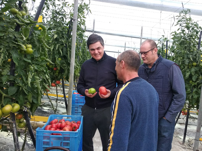 Carlos Rojas con agricultores granadinos (PP) 