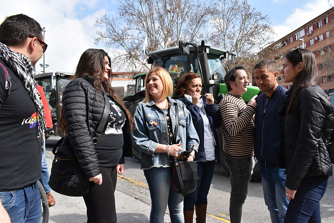 Miembros de IU en la tractorada (IU)