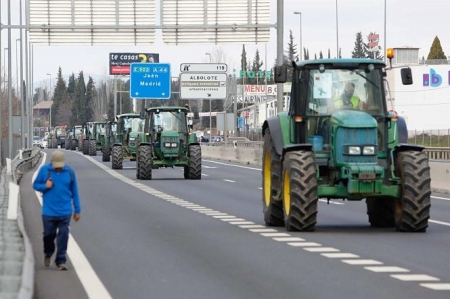 Manifestacion de agricultores con tractores a su entrada en Granada (ÁLEX CÁMARA / EUROPA PRESS) Manifestacion de agricultores con tractores a su entrada en Granada (ÁLEX CÁMARA / EUROPA PRESS)