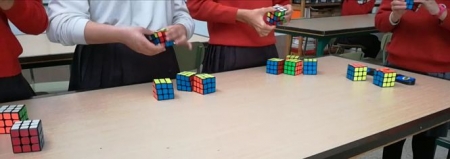 Niños con cubos de Rubik (CAJA GRANADA FUNDACIÓN) Niños con cubos de Rubik (CAJA GRANADA FUNDACIÓN)
