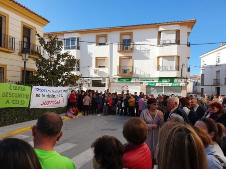 Concentración en Zújar para aclarar la muerte del anciano de 89 años cuyo cadáver fue hallado descuartizado (AYUNTAMIENTO DE ZÚJAR) Concentración en Zújar para aclarar la muerte del anciano de 89 años cuyo cadáver fue hallado descuartizado (AYUNTAMIENTO DE ZÚJAR)