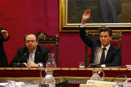 Imagen de Sebastian Pérez junto al alcalde de Granada, Luis Salvador, momentos antes de abandonar el pleno de enero del Consistorio (ÁLEX CÁMARA/EUROPA PRESS) 