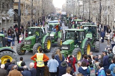 Imagen de los tractores circulando por la Gran Vía de Colon de Granada (ÁLEX CÁMARA/EUROPA PRESS) Imagen de los tractores circulando por la Gran Vía de Colon de Granada (ÁLEX CÁMARA/EUROPA PRESS)